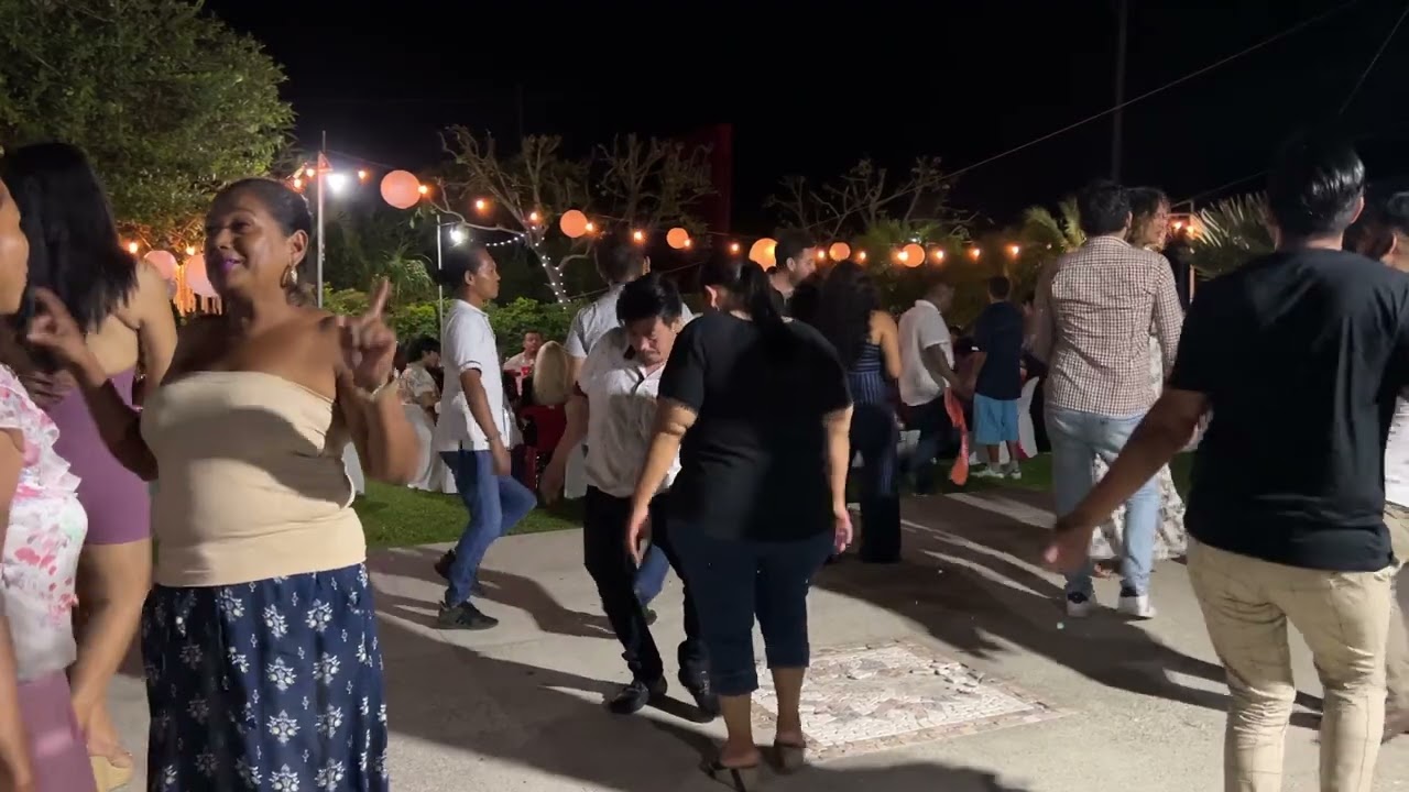 Henry Carrera bailando con el Grupo Lado Obscuro