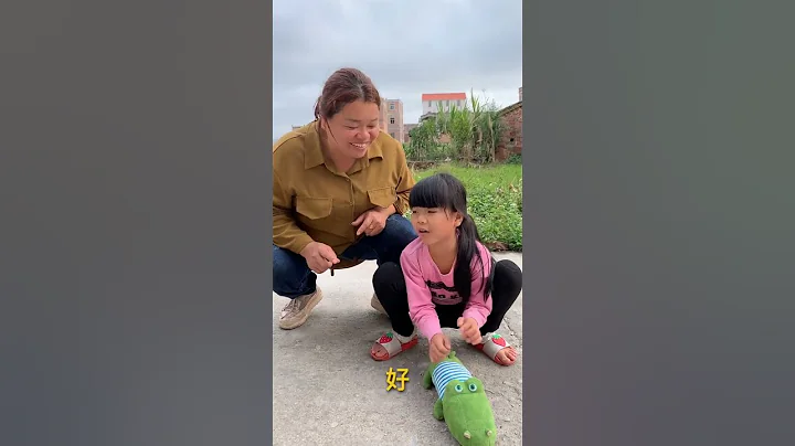 茂名霞姐：哈哈、会变大的鳄鱼可以骑的那种哦…#shorts - 天天要闻
