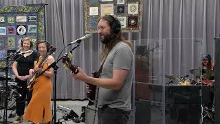 The Moon and You - Just Driftin
https://themoonandyou.com
http://wncw.org
http://twitter.com/wncw
http://facebook.com/WNCW887
http://www.instagram.com/wncw_radio/
The Moon and You perform Just Driftinlive in Studio B
Recorded May 1st, 2025
Host: Martin Anderson
Audio Engineer: Sean Rubin The Moon and You - Just Driftin