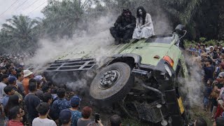 Truck Sulit Di Tarik Di Atas Bukit Kodok.Apakah Truk Ini Didudukin Hantu Sehingga Sulit Di Evakuasi.