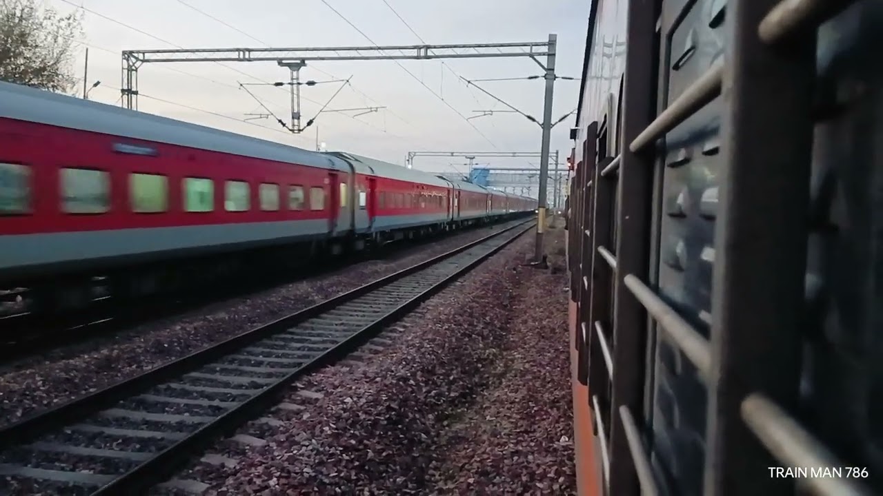 Mahananda Express crossing Amrit Bharat Express at Poora