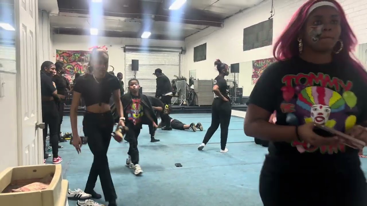 It’s a lot going on. Dancing & playing around. I’m just trying to leave 🤣🤣