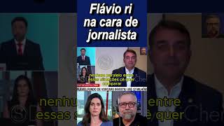 Pergunta absurda faz Flávio Bolsonaro rir na cara de jornalista