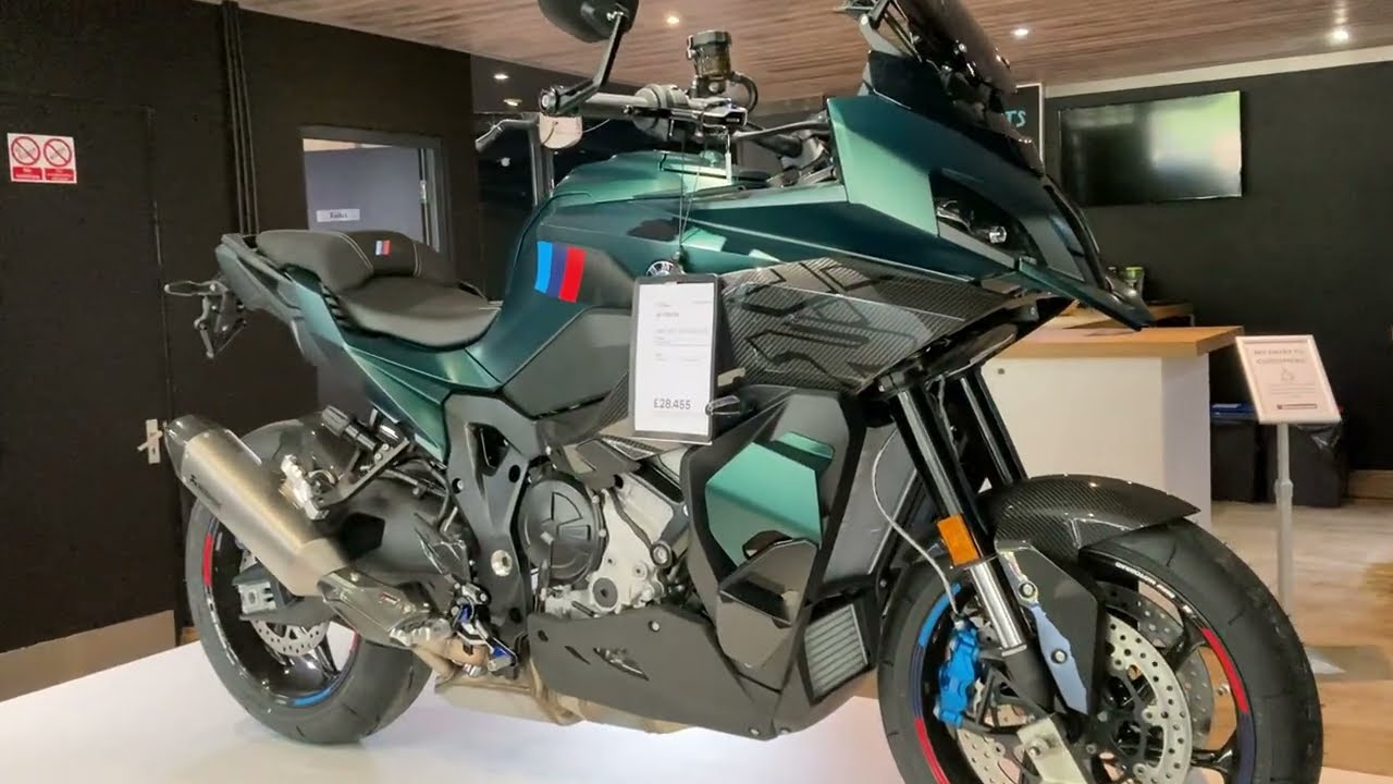2026 BMW M1000XR Aurelius Green Metallic Matt @ Bahnstormer Alton