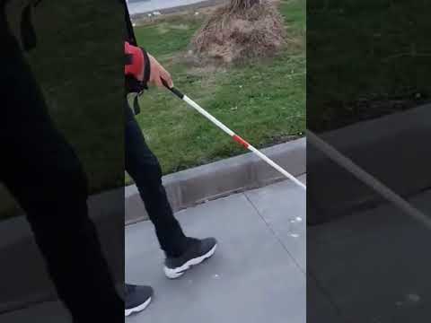 شاهد الطريقة الصحيحة لعملية سير الشخص الكفيف البصر بالعصا البيضاء عصا السير والتنقل والحركة 