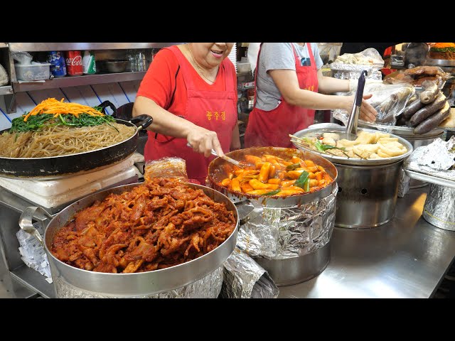 광장시장 떡볶이와 순대 - 한국 길거리음식 / Street foods in the korean tourist market