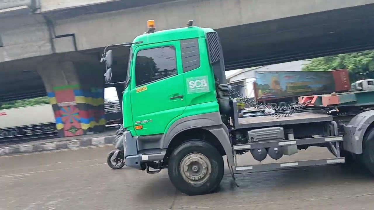 Suasana lampu merah Jl. Cakung Cilincing Raya Semper  siang hari