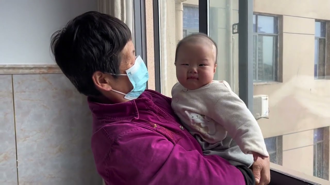 外婆来医院看二娃了，希望二娃快点好起来，他这么小一个却忍受着这么多的痛苦，看着他我的心里真的很难受#记录真实生活