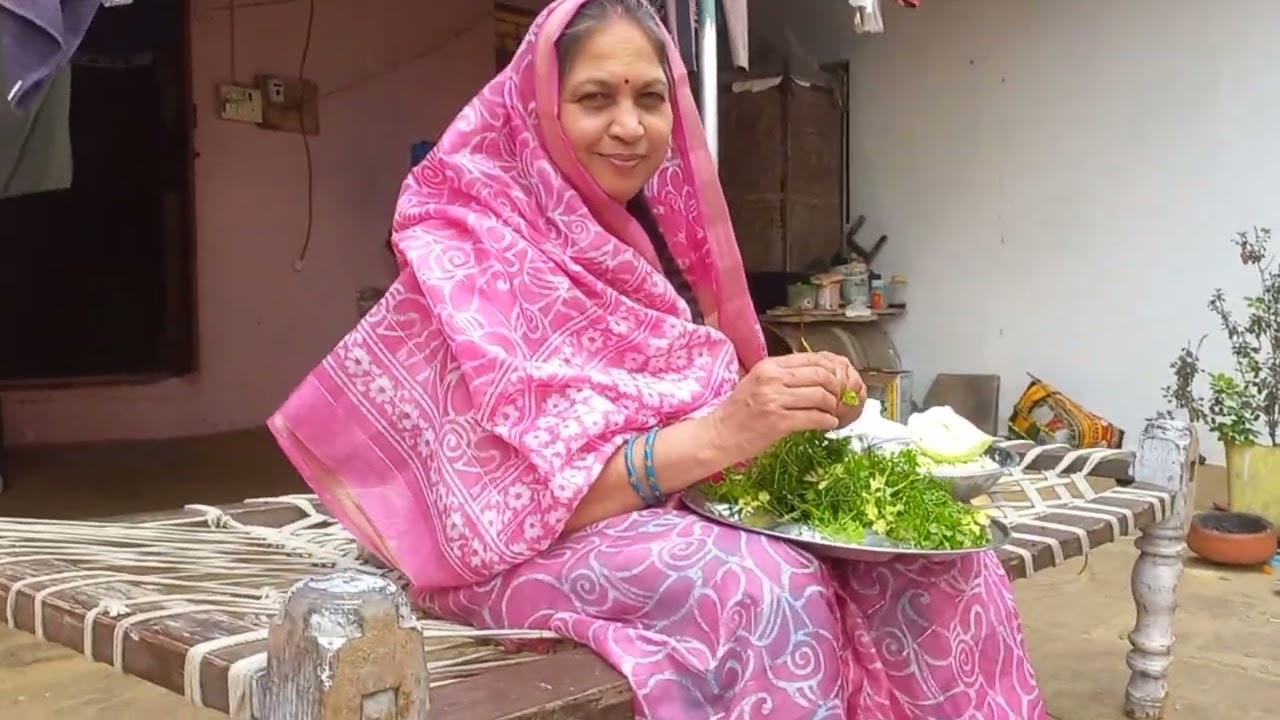 नर्मदा परिक्रमा 92 दिवस अवली घाटावरील पिठलं आणि पोळी मराठमोळ जेवण बनवताना 