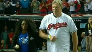 WS2016 Gm6: Len Barker helps deliver game ball