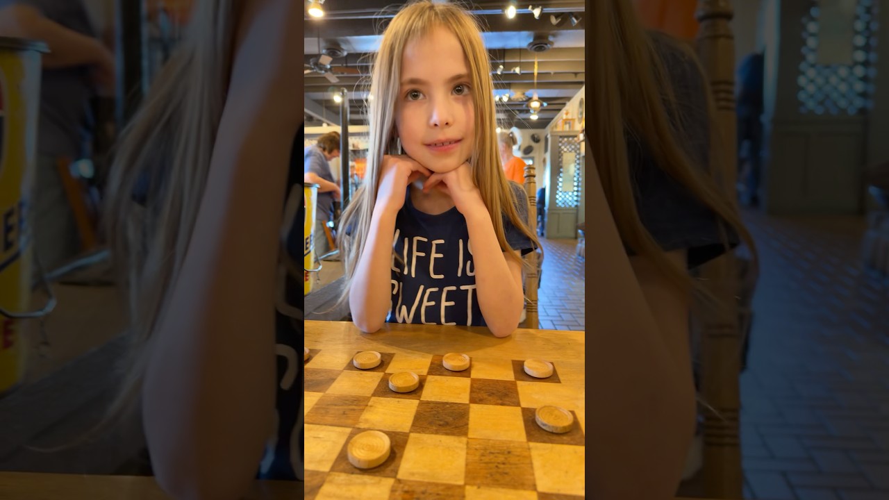Играю в шашки «Cracker Barrel» с моей 8-летней дочерью 🧑👧🥰