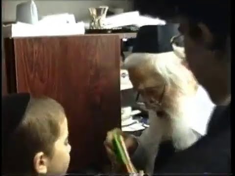 🍫אבינו רבינו: תיעוד מרגש, מנהיג היהדות החרדית מרן הרב שך טורח לחפש מיני מתיקה לילדים ומחלקם בחיבה.