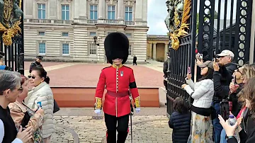 The kings guard walks out of Buckingham Palace 26 September 2022 #buckinghampalace