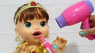 BABY ALIVE ARRUME SE COM A SARA COMILONA PRA FESTA A FANTASIA - BABY ALIVE DE PRINCESA!