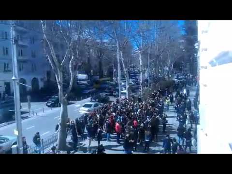 აუდიტორია 115 -ის სტუდენტები ფანჯრიდან ესალმებიან მხარდამჭერებს