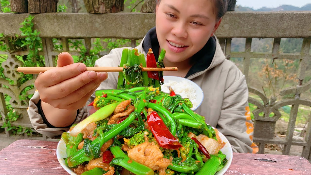 種了很多黃瓜和豆角，再掐堆白菜花來炒肉，幹體力活要吃兩大碗飯record my rural life