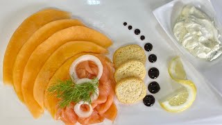 Carpaccio de saumon fumé melon et crème aigre avec ses croûtons