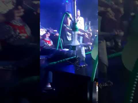 خليفة الشاب يونس يغني بصوت جميييل في ملاهي أكادير