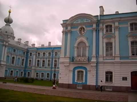 Video: Vem är Arkitekten För Smolny-katedralen I St Petersburg Och Under Vilket år Byggdes Den