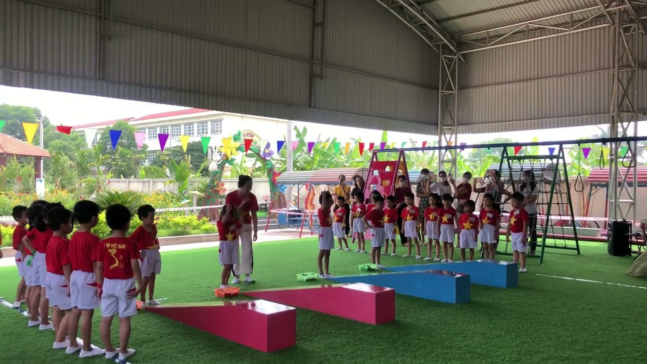 Thể dục đi trên ván kê dốc đầu đội túi cát 5-6T