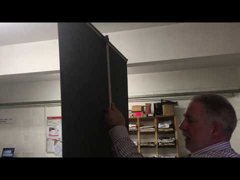 Video: Come si installa un banner pull up?