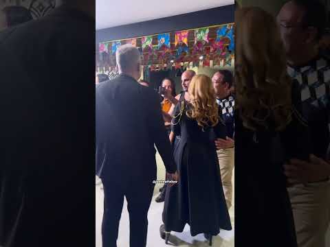 Joelma atendendo mais de 100 fãs, que descobriram seu hotel e ficaram a sua espera