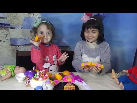 საიუბილეო სუფრა, მოწვეულ თოჯინებთან ერთად.