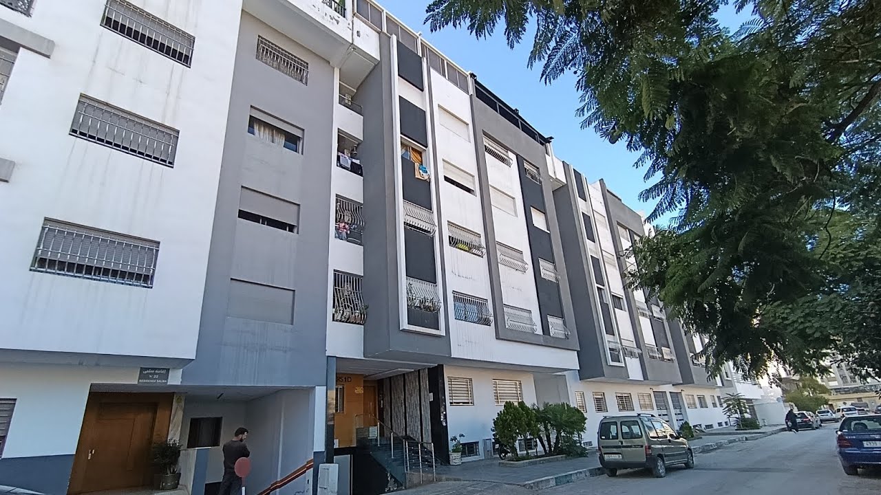 شقة للبيع بالقنيطرة وسط المدينة مساحة 117 متر مع مرآب سيارات و مصعد لتواصل 0600735717