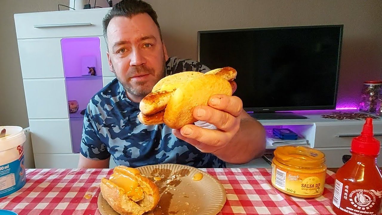 Bratwurst im Brötchen mit Bautzener Senf & Salsa-Käse Dip