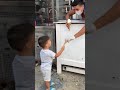 طفل عصب على بائع الايسكريم التركي