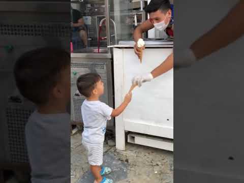 طفل عصب على بائع الايسكريم التركي