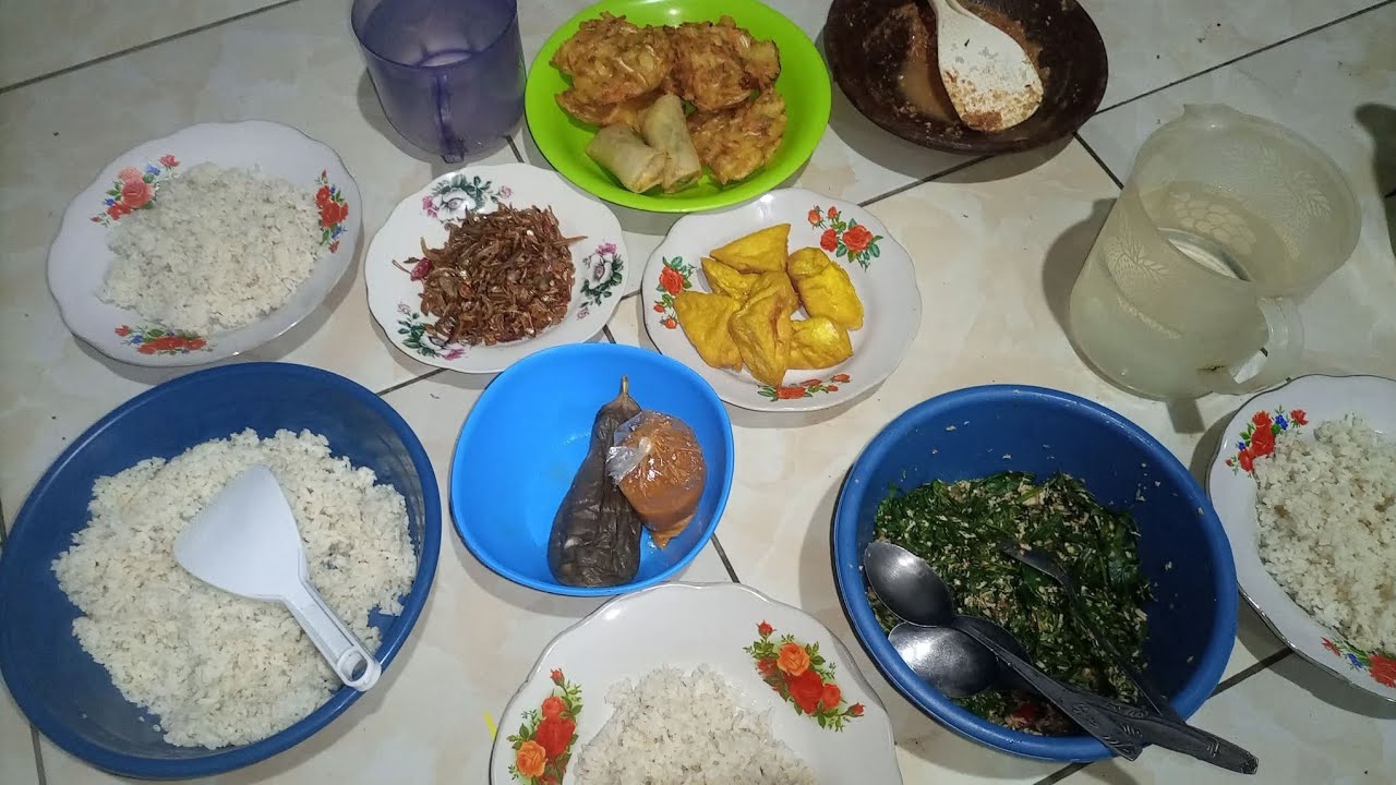 bikin nagih buka puasa makan ikan teri + tahu goreng + rumbah kenjer + bakwan goreng + sayur asem 