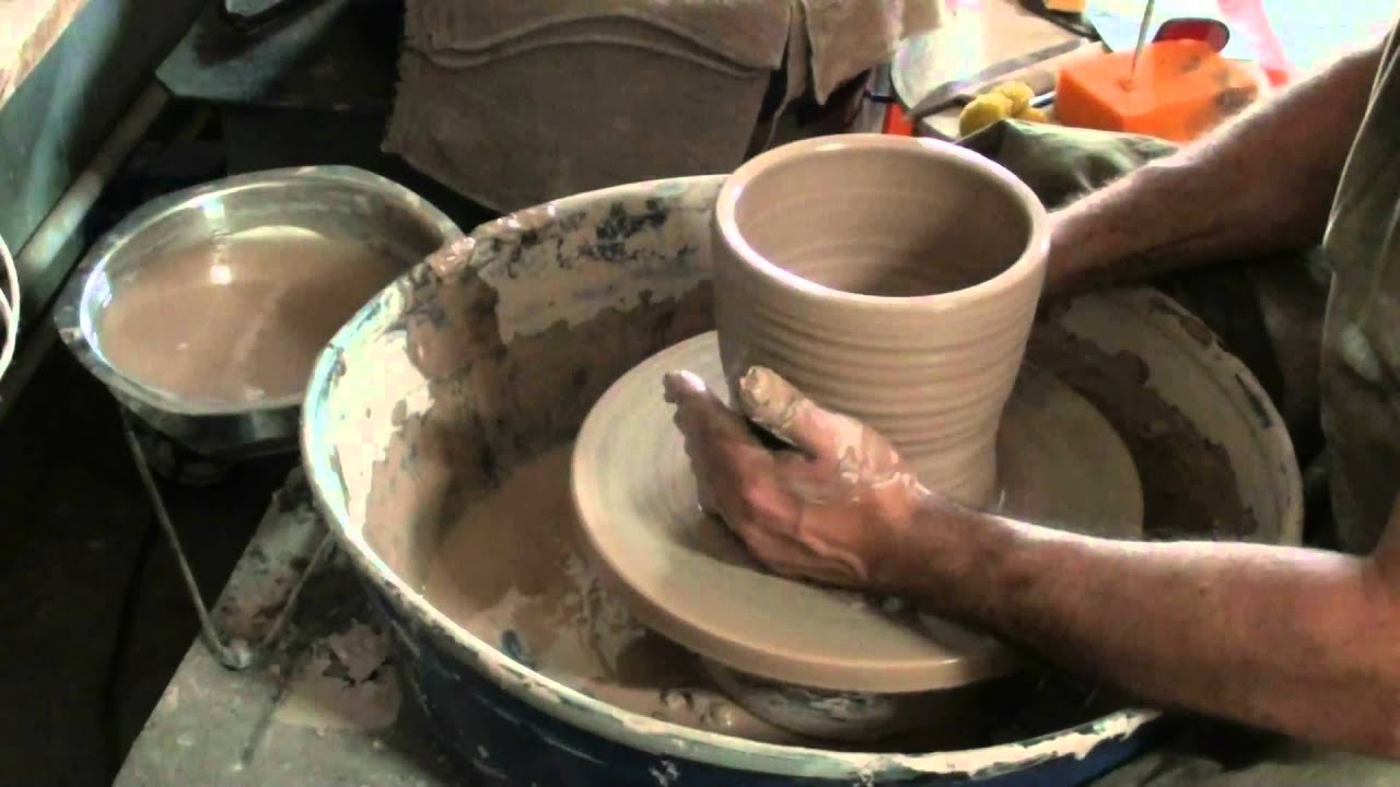 Torneando una jarra . Francisco Lorusso