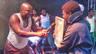 Saliwa uphelelwe amagama ngenkathi ebonga abalandeli ngokomcimbi nange Support emsebenzini wakhe. 