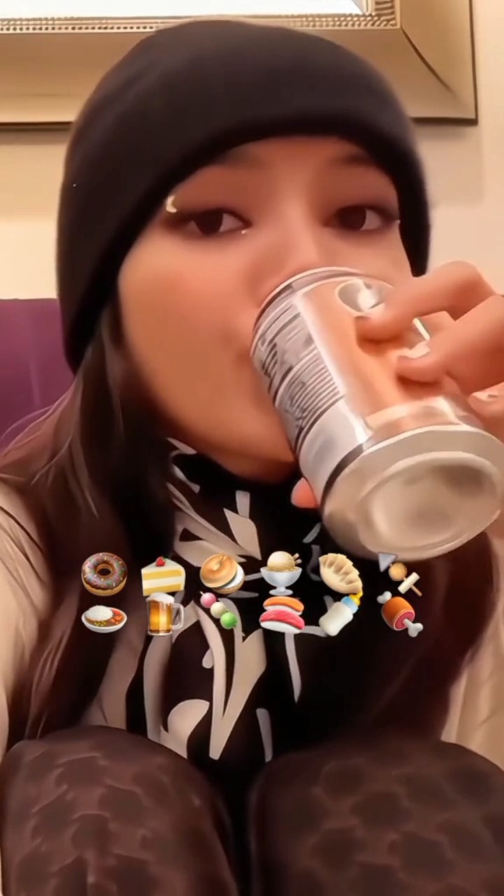 Hungry Lisa eat ??? #lisa #jennie #jisoo #rosé #blackpink #shorts