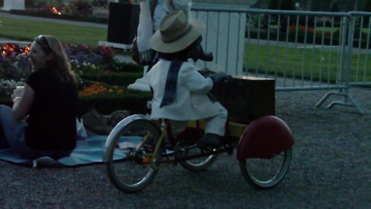 Kleines Festival in Hannover Video - Mini Elephant/Dragons & Violinist.MP4