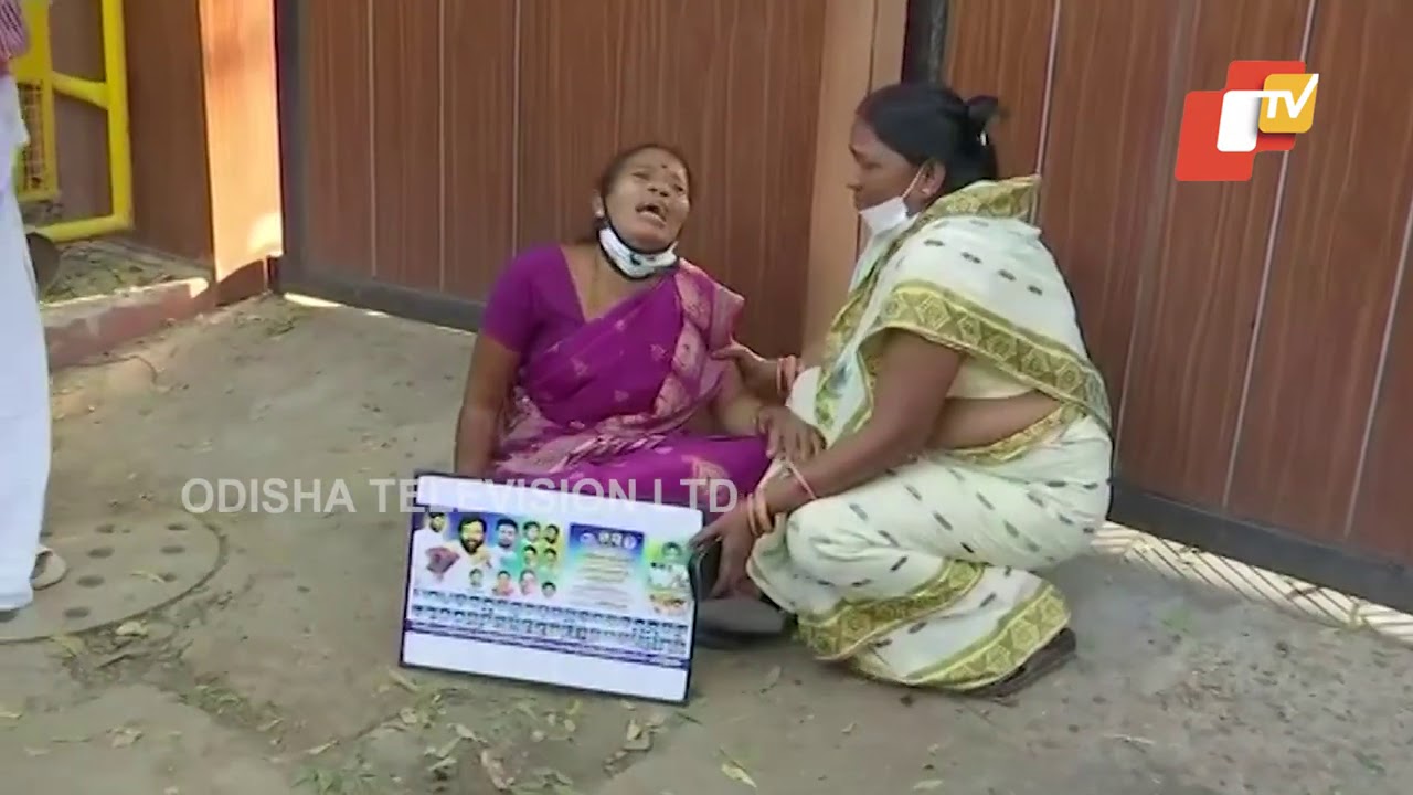 People Mourn Demise Of Ram Vilas Paswan - Visuals From Outside His Residence