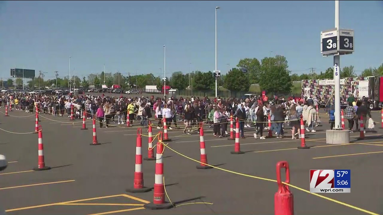 Taylor Swift fans line up for merchandise 24+ hours before concert