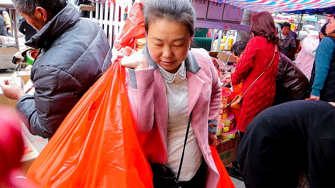 媳婦趕集辦年貨，看看都買了啥，年味越來越濃 | Buy New Year goods, the flavor of the New Year is stronger and stronger