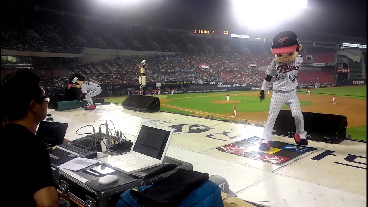 LG Twins 마스코트 공연! - YouTube