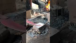 beginilah melihat proses sepuh arit rumput secara tradisional #blacksmith #blacksmithindonesia
