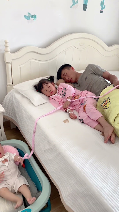 Before going out, I repeatedly told him to take the three treasures and not fall off the bed, but t