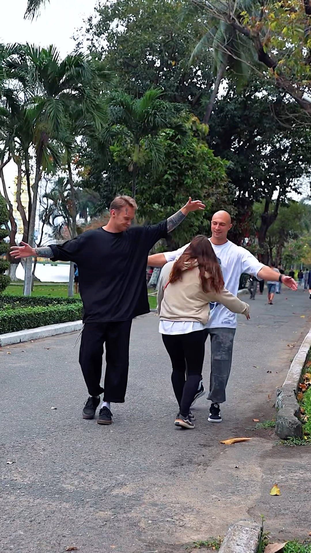 Hugging Prank: Funny Reaction?? #kiryakolesnikov #funny #prank #comedy