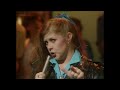 Capture de la vidéo Kirsty Maccoll - There's  A Guy Works Down The Chip Shop Swears He's Elvis (Totp 1981)