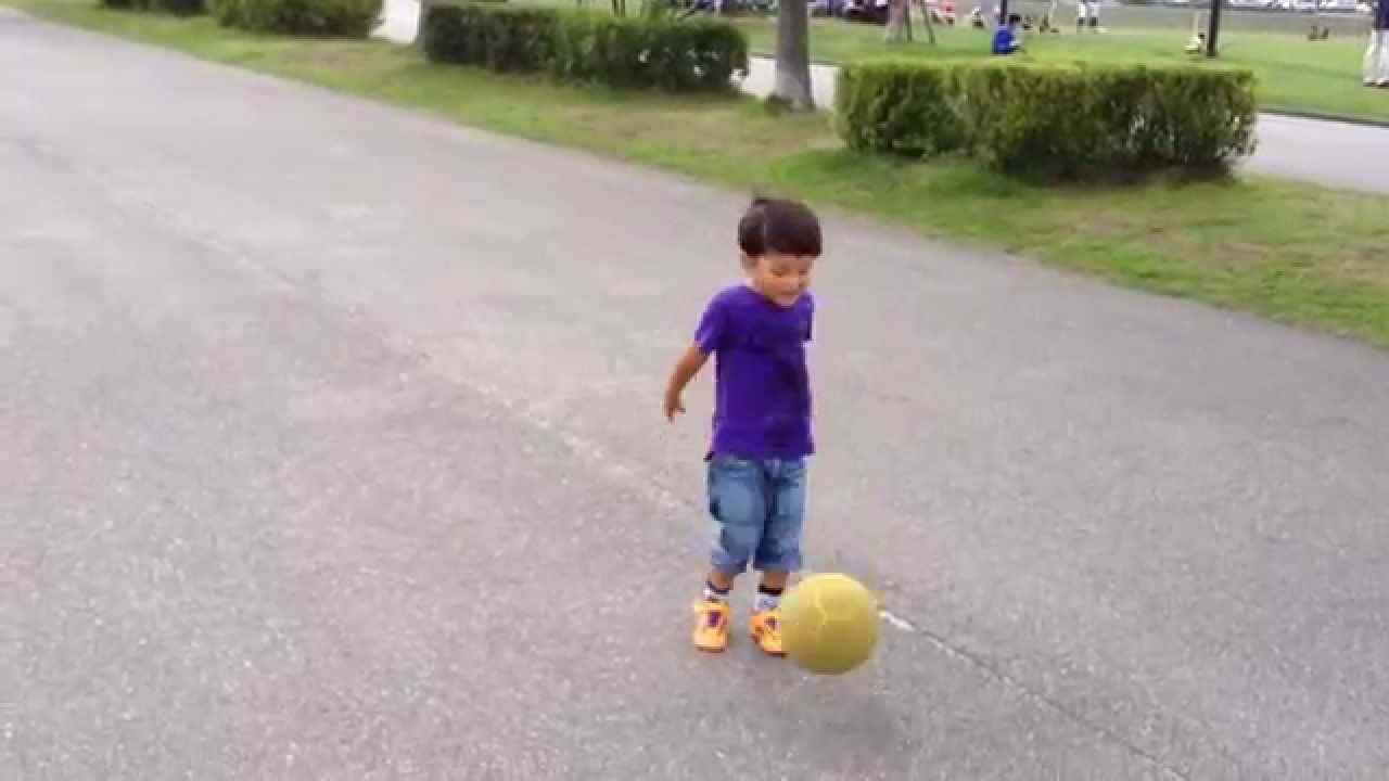 幼稚園児のサッカーボールリフティングテクニック Youtube