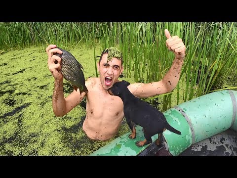 Видео: Ловлю рыбу руками в болоте! Рыбалка с лодки в камышах.