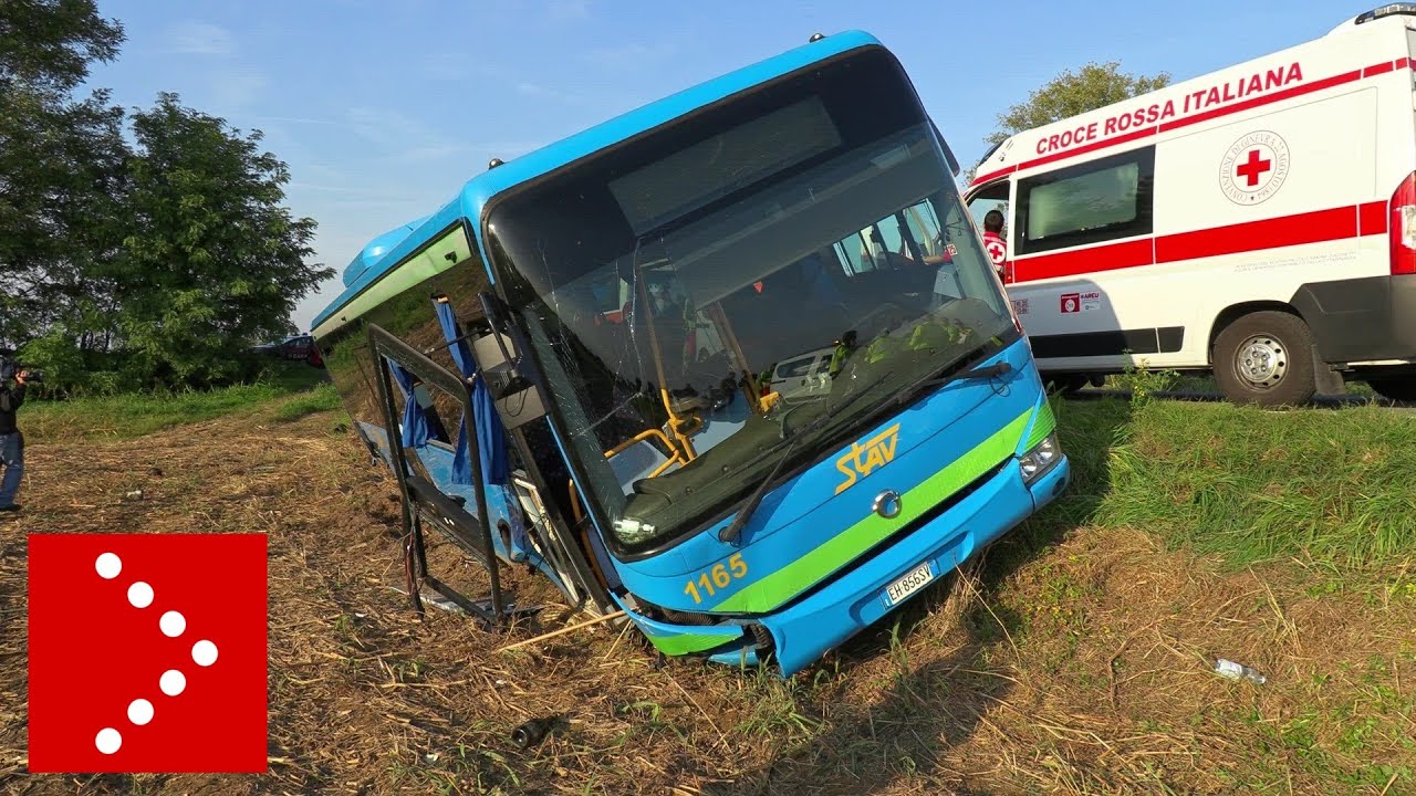 Incidente a Besate (Milano): pullman di linea esce di strada, a bordo 50 persone