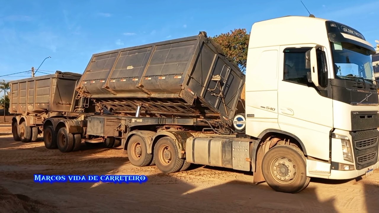 Celso Bi-caçamba descarregando lVOLVO FH ROBOCOP Bi-caçamba. Areia no Bi-caçamba. caçamba de areia