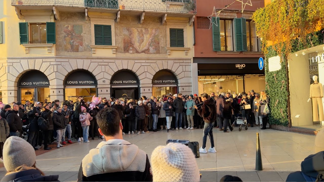 Street Violin in Verona | Live Street Music Atmosphere
