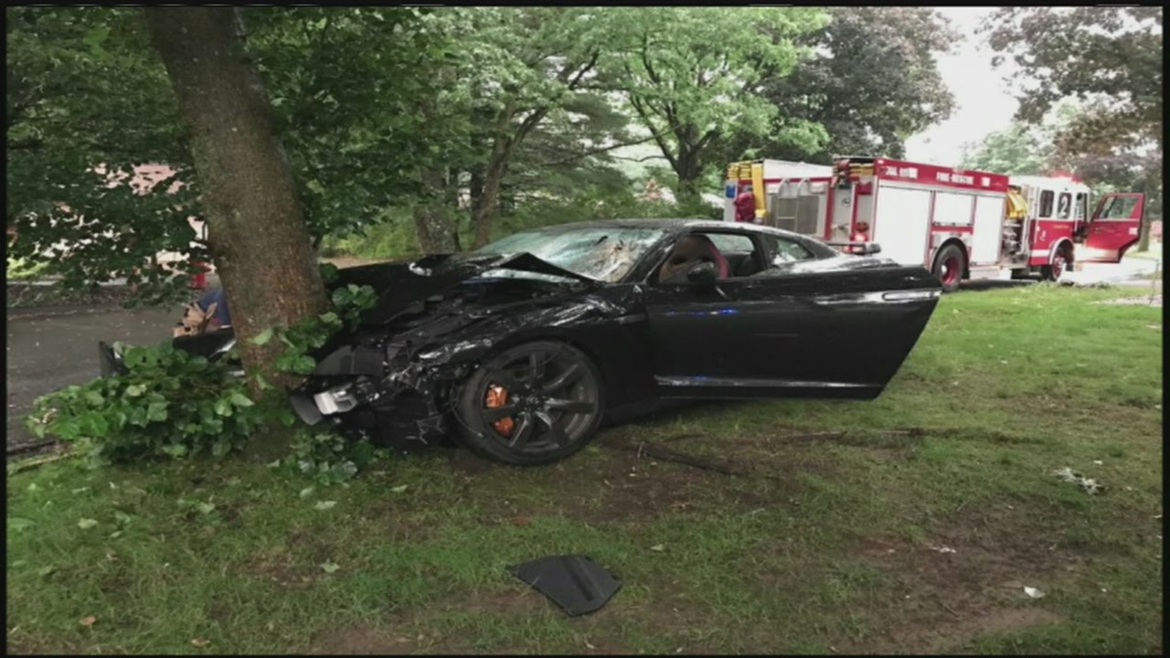 One hurt after car hit tree in Longmeadow